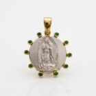 medalla decenario virgen de Guadalupe plata con baño de oro y circonitas verdes zue joyas