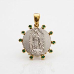medalla decenario virgen de Guadalupe plata con baño de oro y circonitas verdes zue joyas