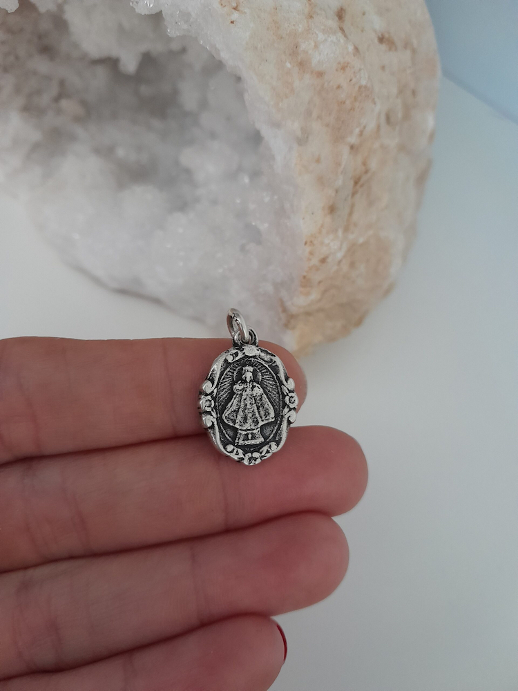 medalla niño jesus de Praga y sagrado corazon plata de ley zue joyas