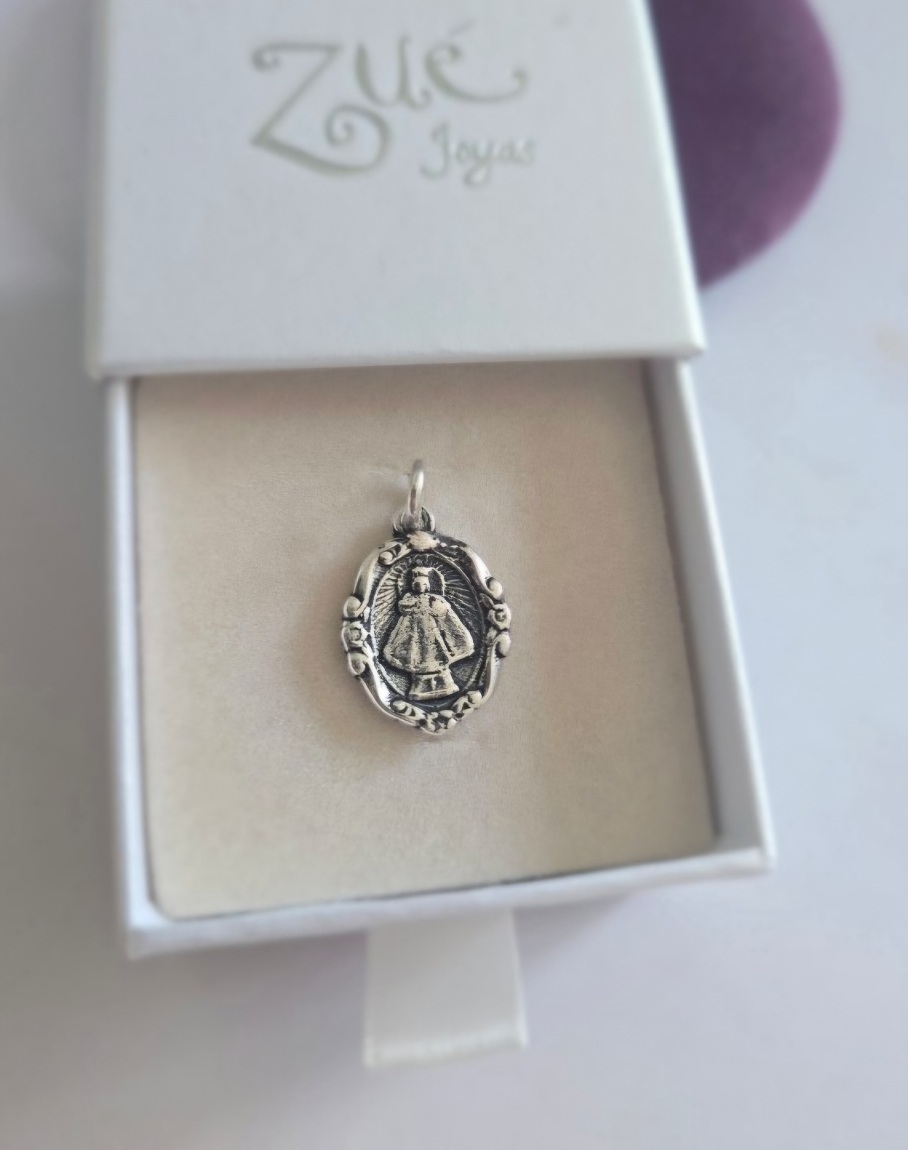medalla Niño Jesús de praga y sagrado corazon de jesus plata de ley zue joyas