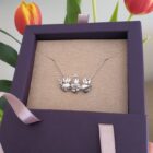collar sagrados corazones de la Sagrada Familia plata de ley envejecida Zue Joyas packaging