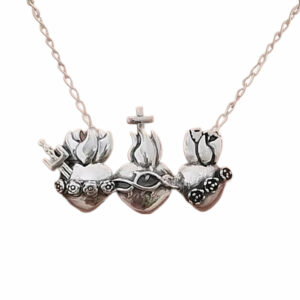 Collar Corazones de la Sagrada Familia, plata envejecida