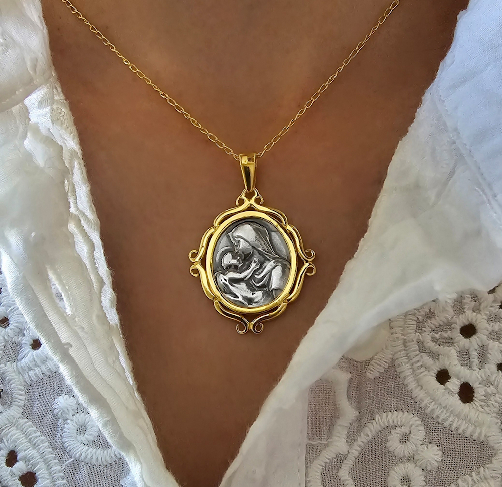 medalla de la virgen con el Niño Jesús amor de maria plata de ley con baño de oro Zue Joyas