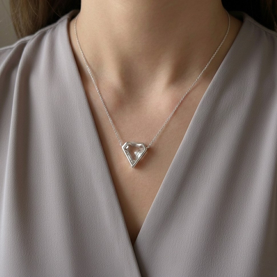 Collar con forma de diamante Lucy in the Sky plata de primera ley con cristal de roca Zue Joyas