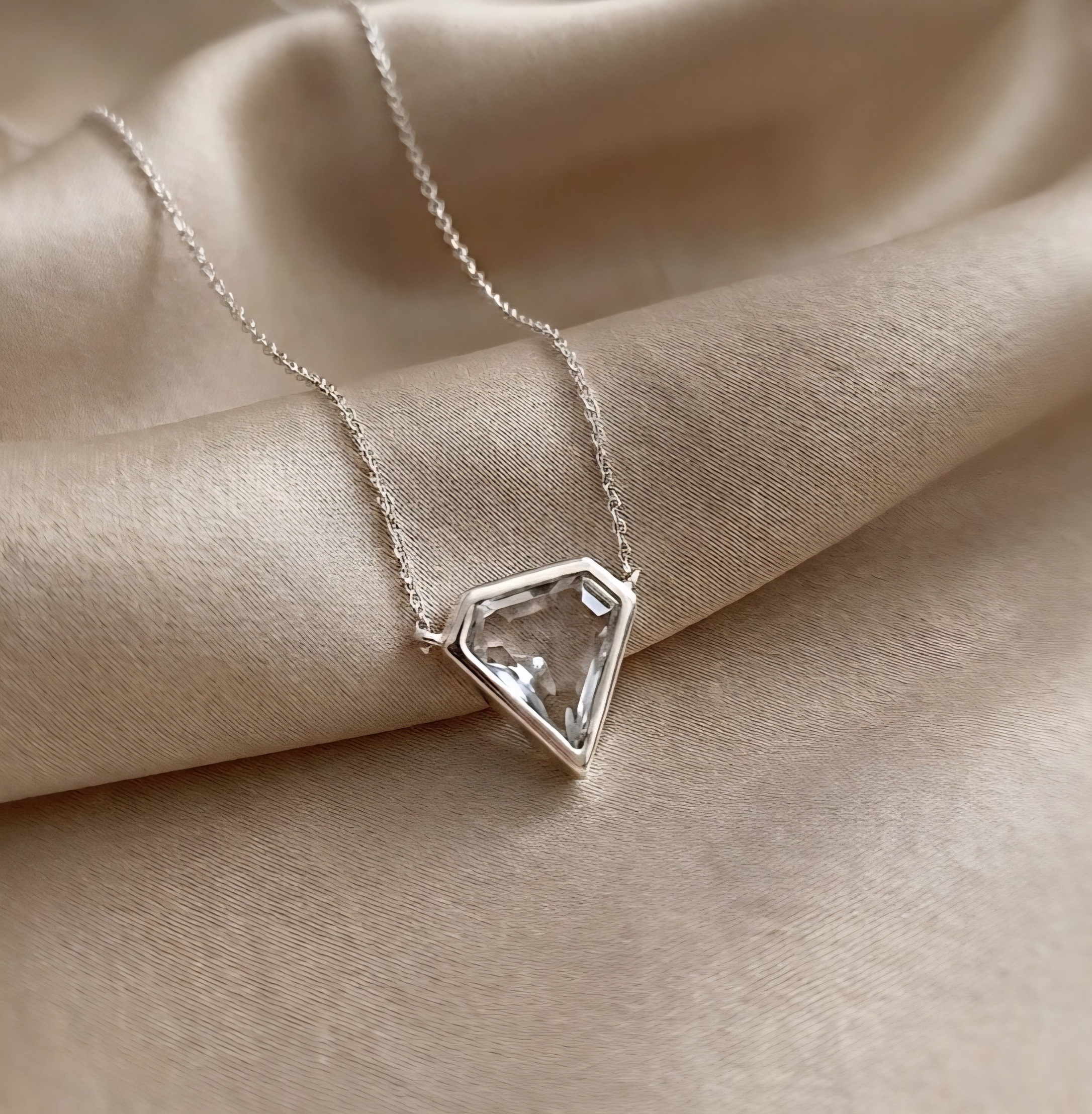 collar lucy in the sky-2