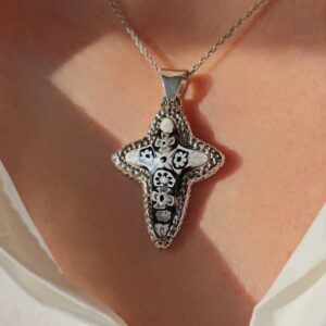 Cruz de plata con cristal de Murano