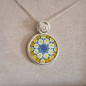 Collar Rosalie Millefiori con flores amarillas