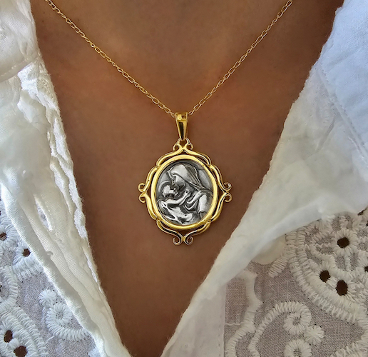 Medalla de la Virgen con el Niño Amor de María