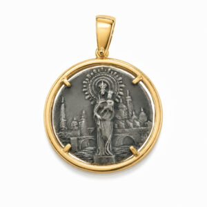 medalla virgen del pilar plata de ley con baño de oro con relieve de la Virgen sobre el pilar y la Basílica del Pilar al fondo zue joyas